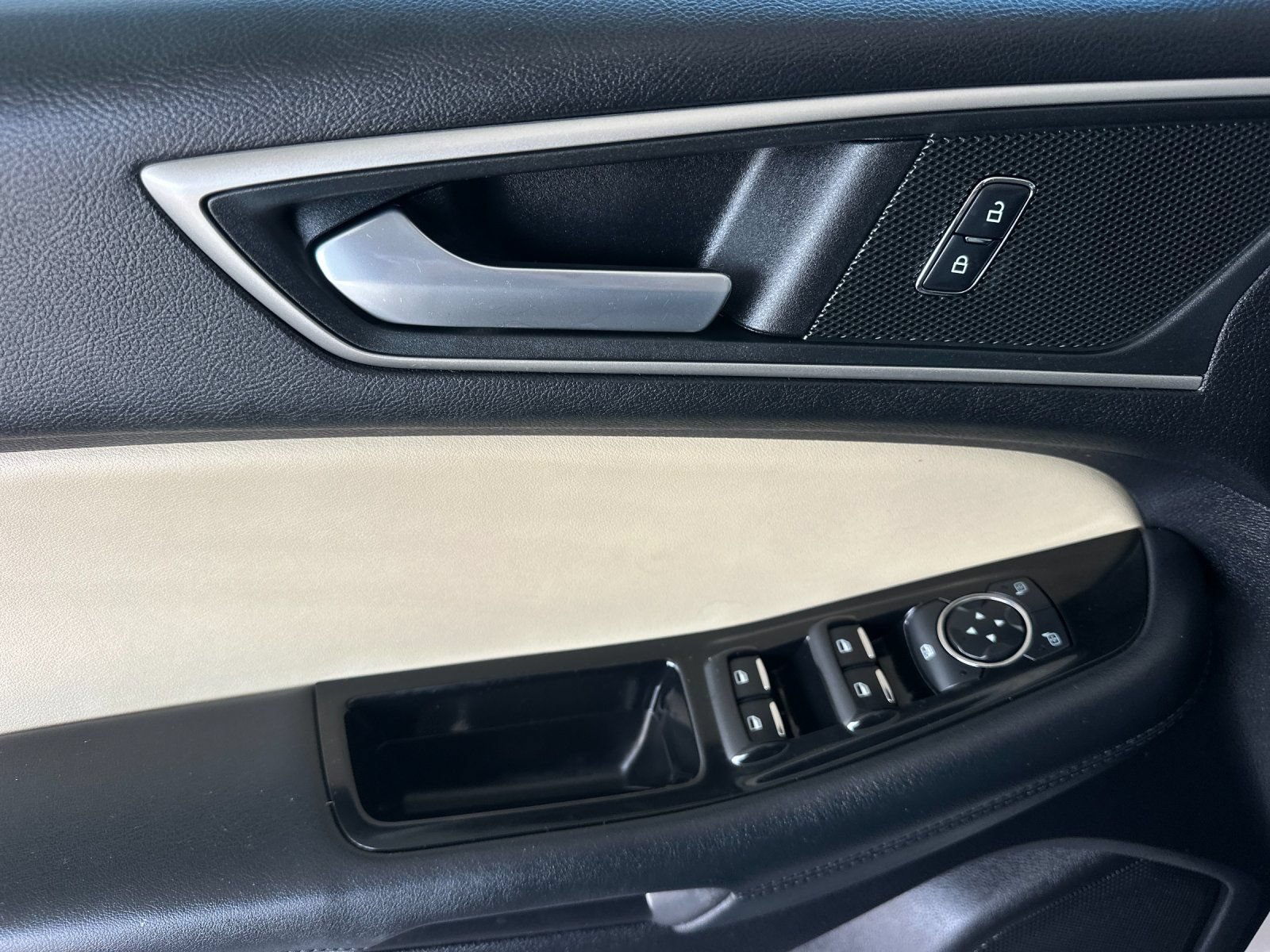 Used 2019 Ford Edge SEL FWD image 10