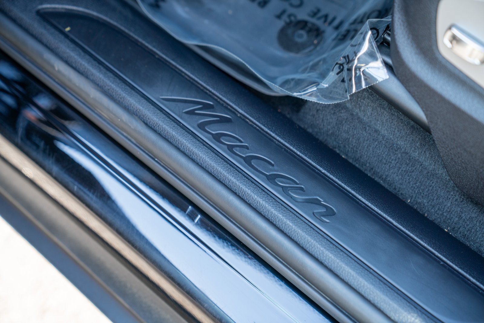 Certified 2024 Porsche Macan AWD/4WD image 14