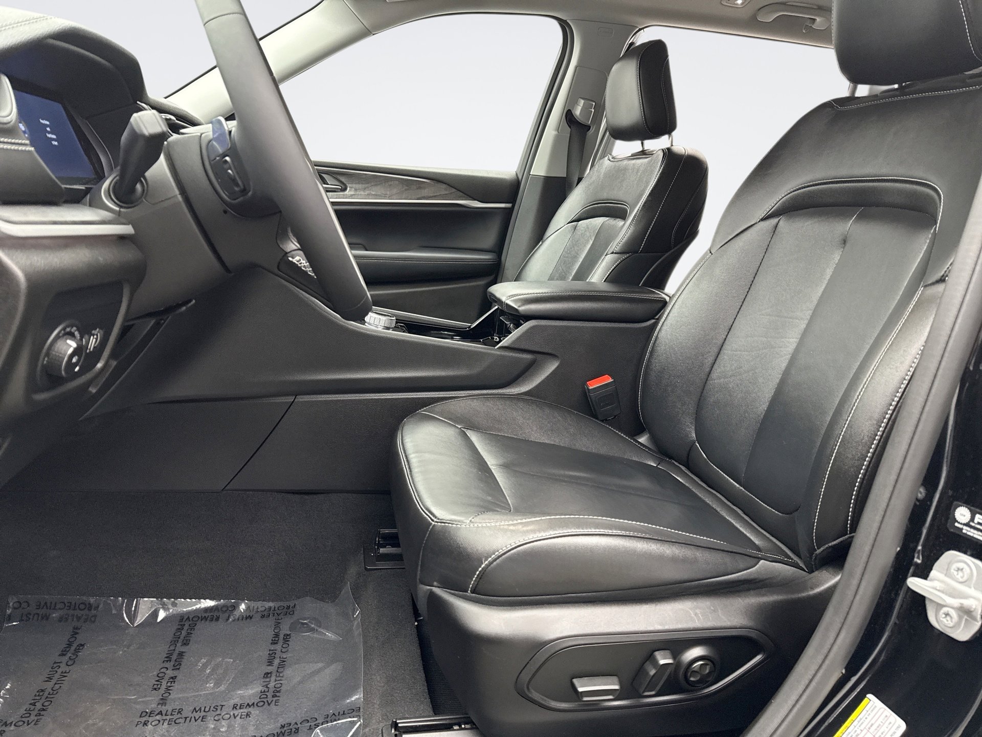 Used 2023 Jeep Grand Cherokee Limited w/ Black Appearance Package image 11