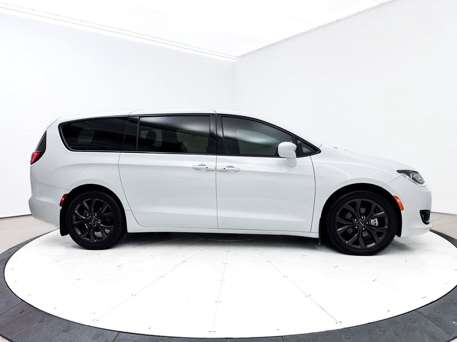 Used 2018 Chrysler Pacifica Touring Plus w/ S Appearance Package FWD image 39