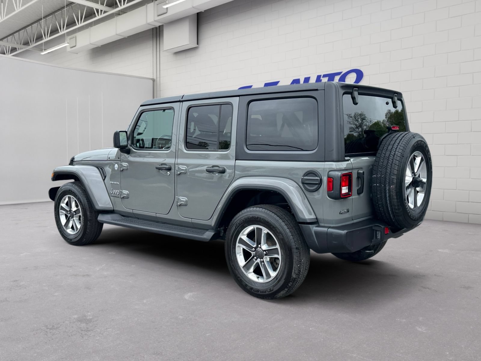 Used 2023 Jeep Wrangler Unlimited Sahara AWD/4WD image 3