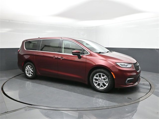 Used 2023 Chrysler Pacifica Touring-L image 17