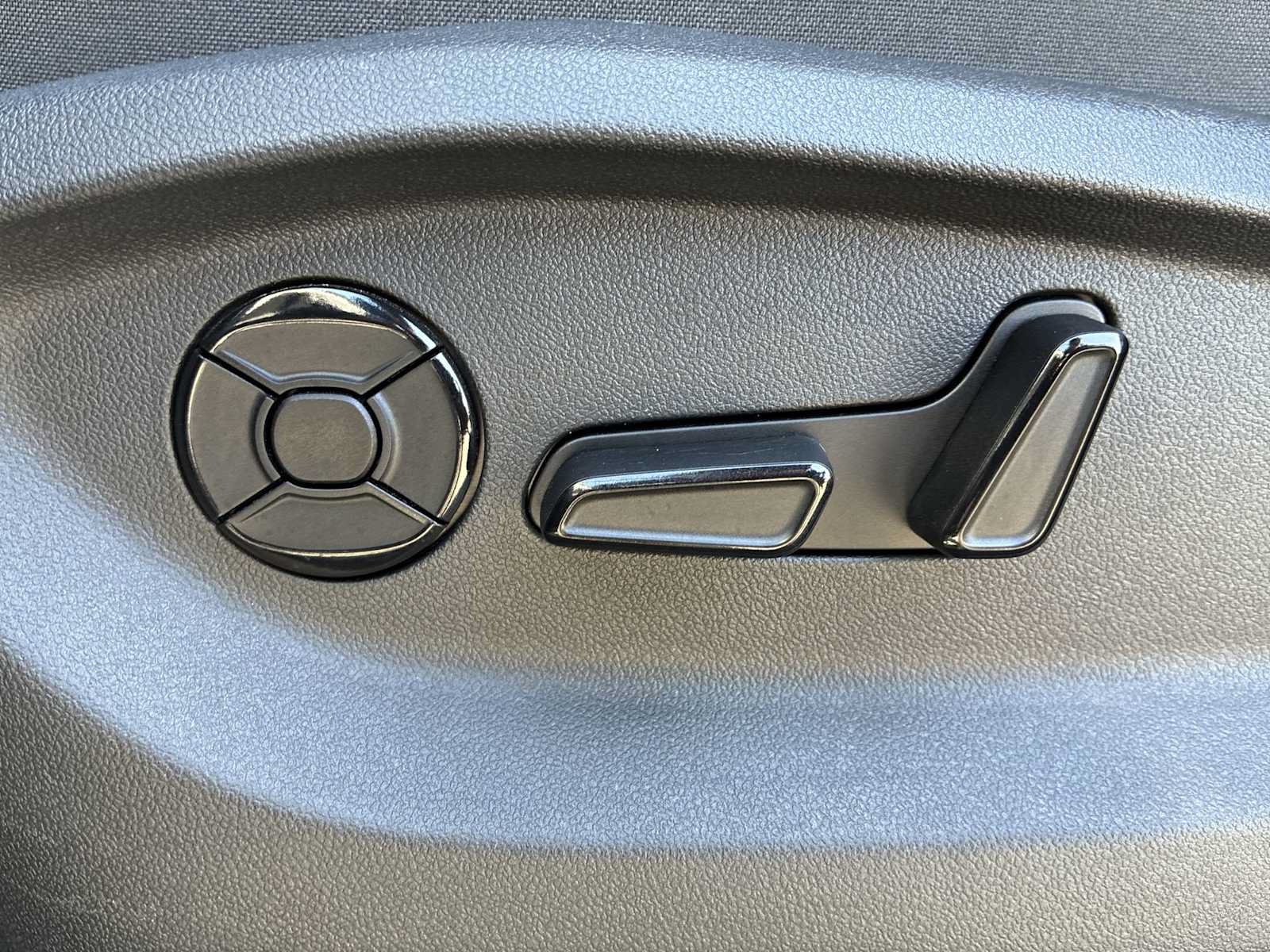 Used 2025 Volkswagen Tiguan SE AWD/4WD image 14