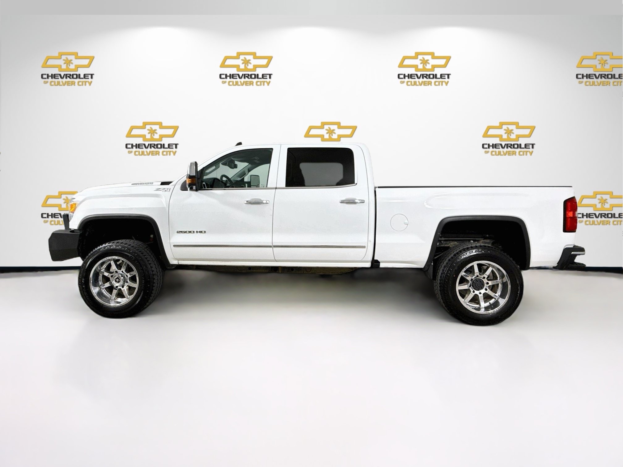 Used 2019 GMC Sierra 2500 SLT w/ Duramax Plus Package AWD/4WD image 5