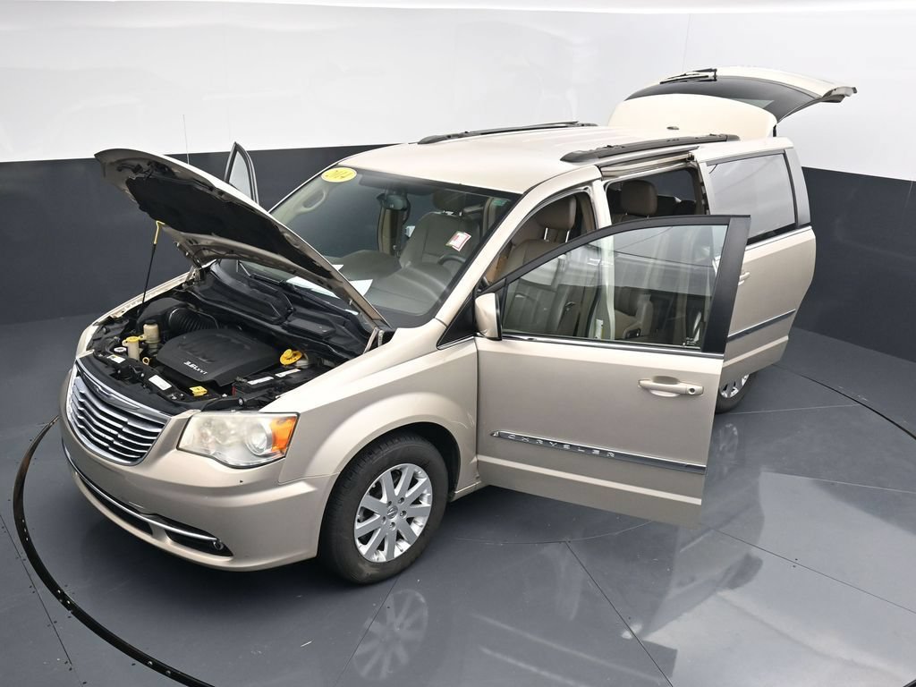 Used 2014 Chrysler Town & Country Touring FWD image 34