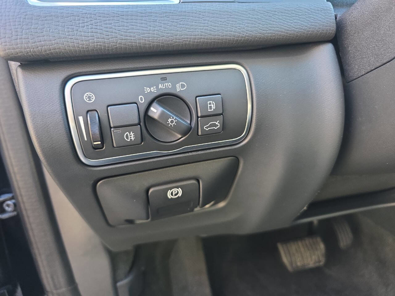 Used 2016 Volvo XC60 T6 w/ Protection Package image 14