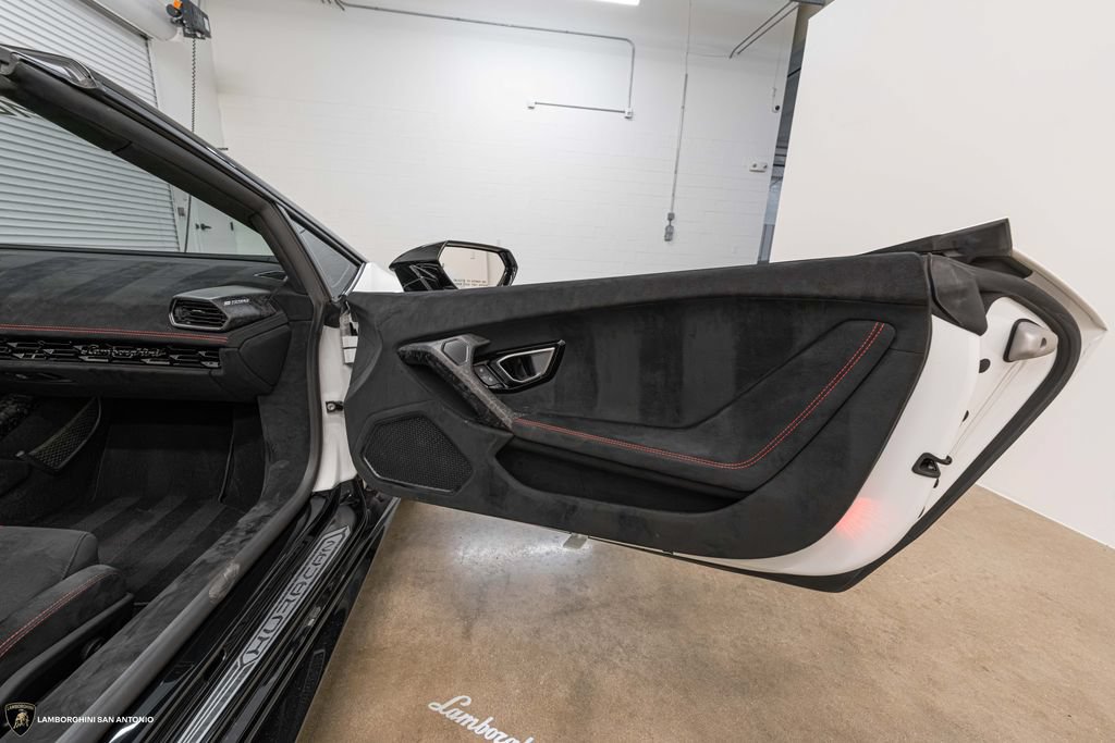 Used 2019 Lamborghini Huracan Performante AWD/4WD image 31