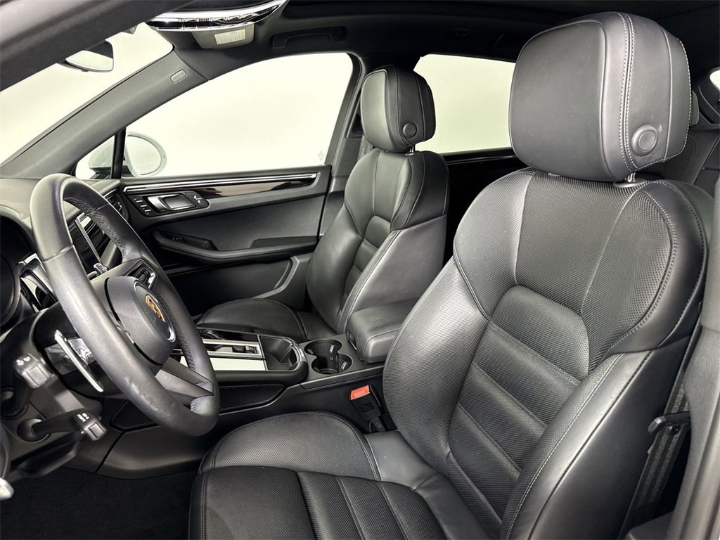 Certified 2023 Porsche Macan Turbo image 5