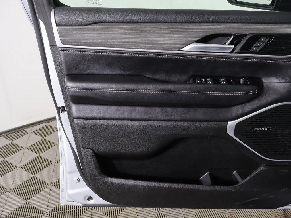 Used 2024 Jeep Wagoneer L Series III w/ Flexible Seating Group AWD/4WD image 25