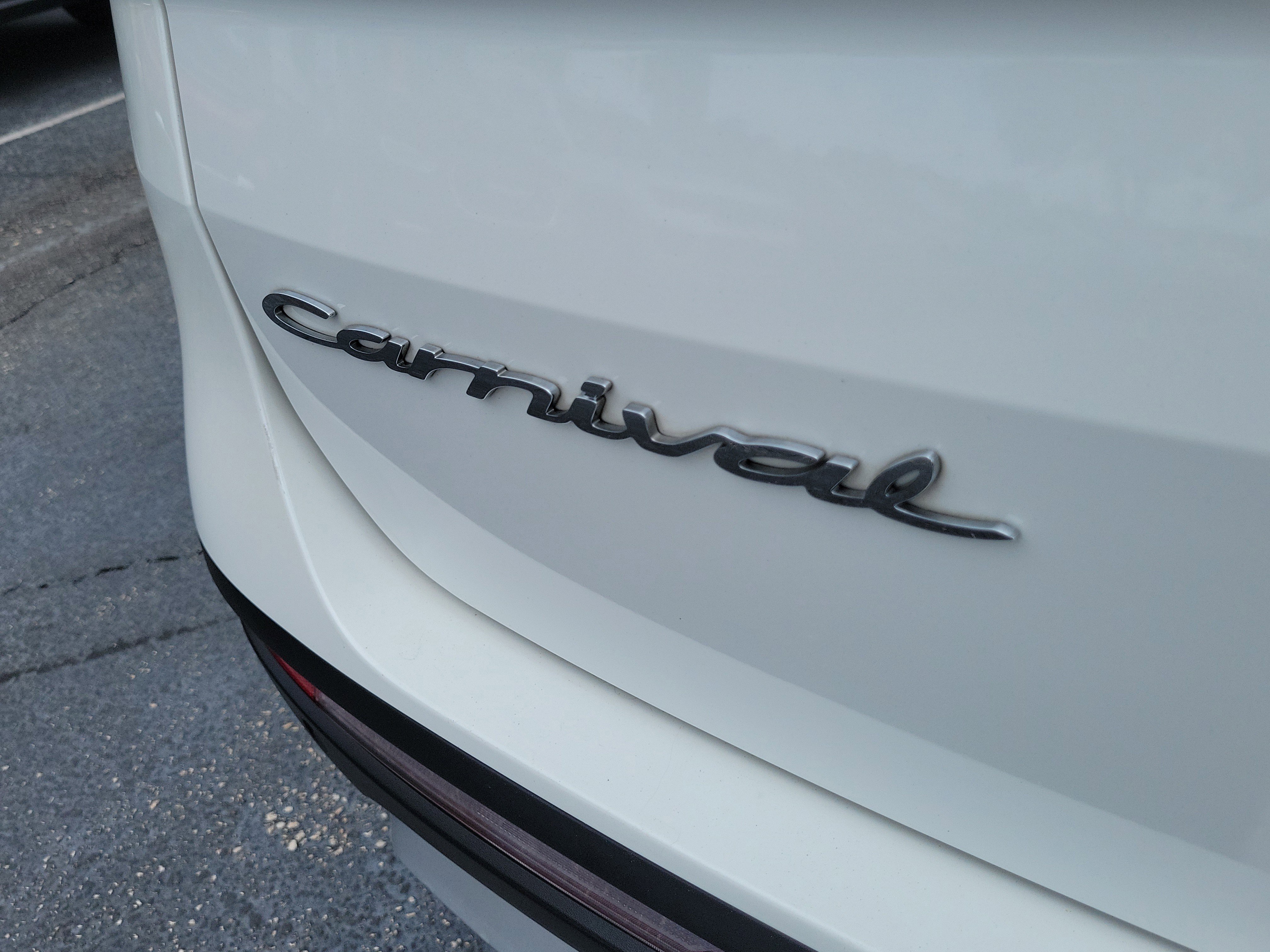 Used 2022 Kia Carnival LX FWD image 9