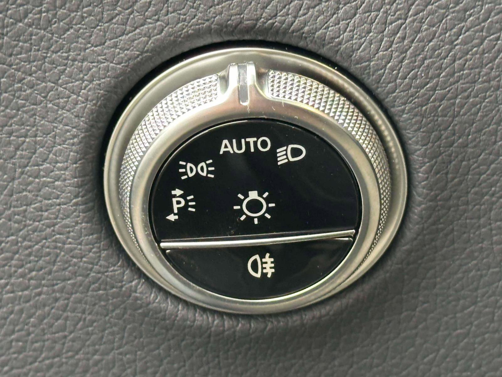 Used 2025 Mercedes-Benz GLC 300 4MATIC image 18