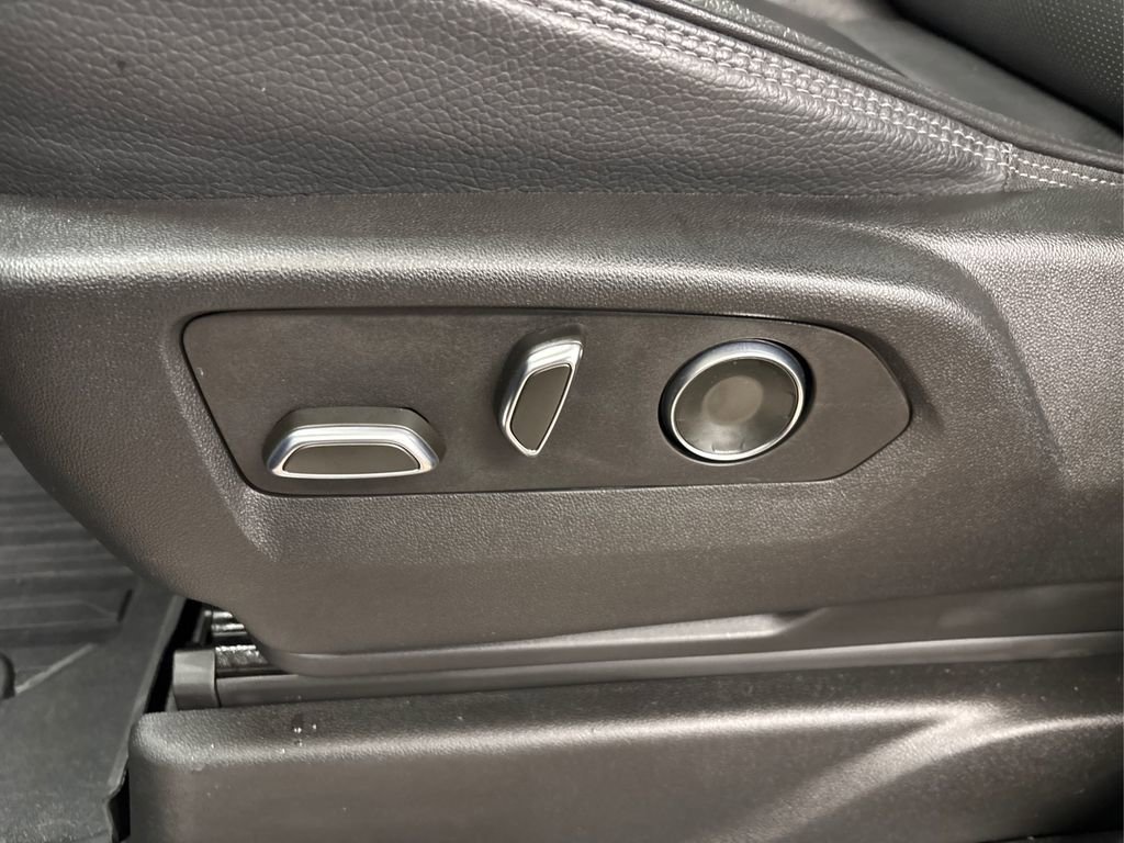 Used 2024 GMC Yukon XL Denali image 43