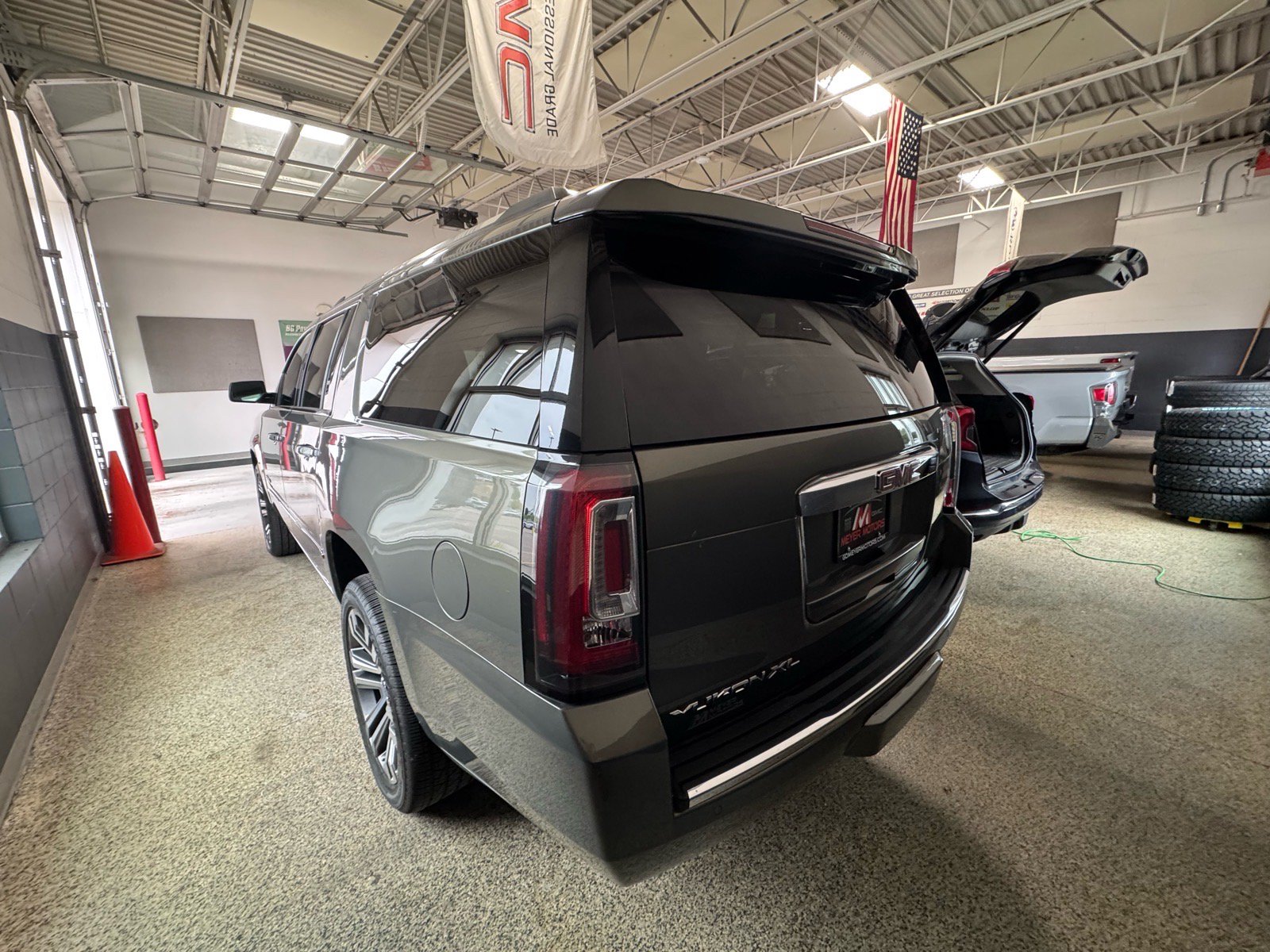 Used 2018 GMC Yukon XL Denali w/ Denali Ultimate Package AWD/4WD image 7