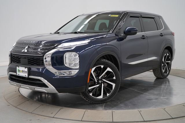 Used 2023 Mitsubishi Outlander SE image 1