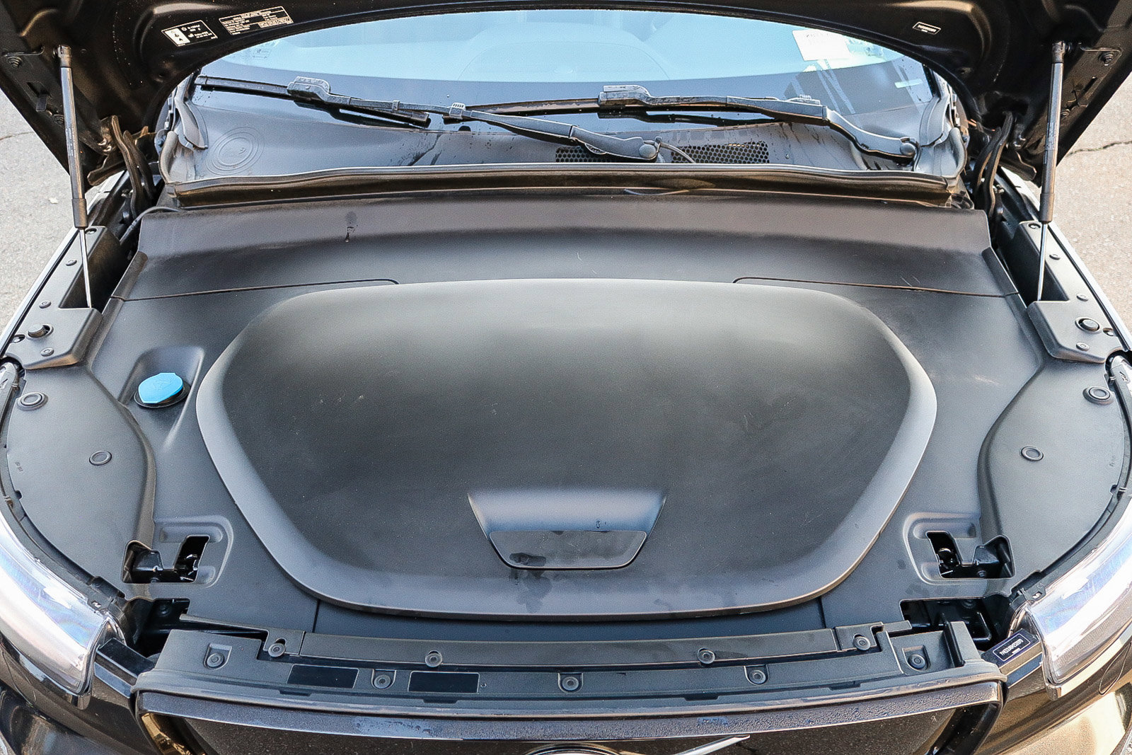 Used 2021 Volvo XC40 P8 Recharge w/ Advanced Package image 27