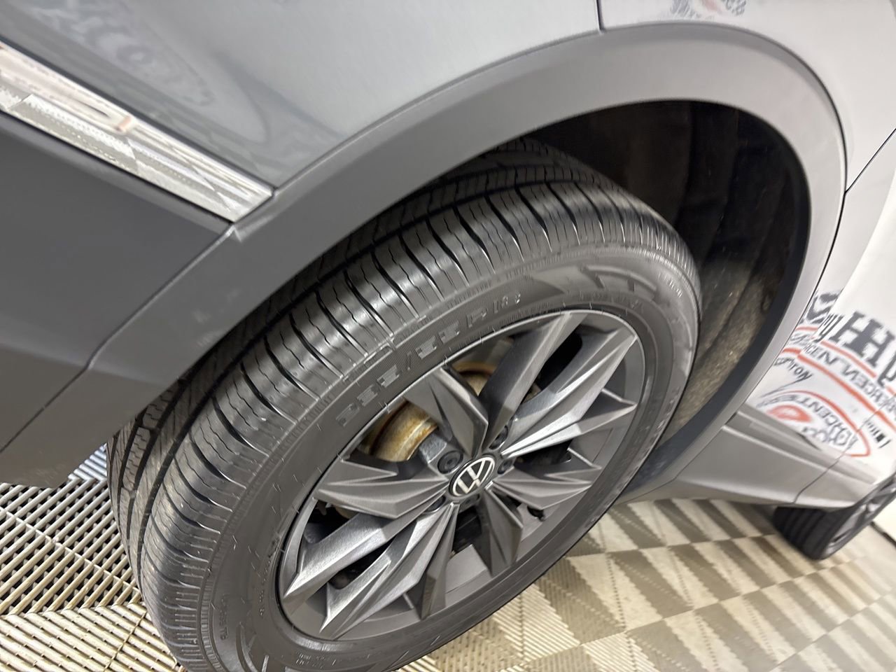 Used 2022 Volkswagen Tiguan SE w/ Panoramic Sunroof Package image 31