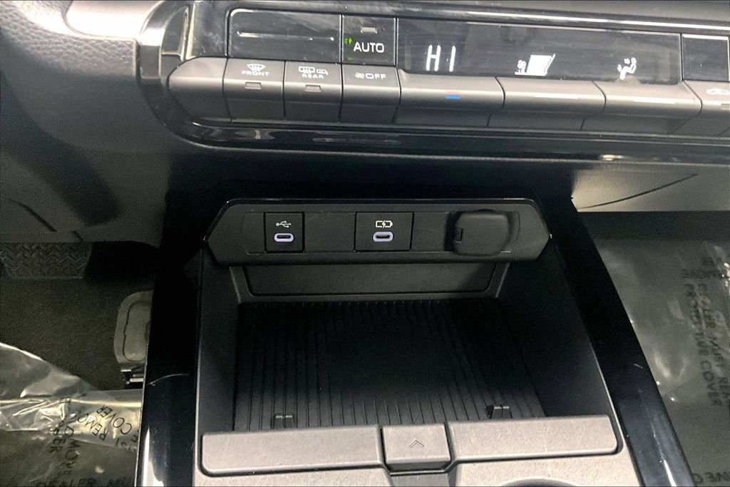 Used 2025 Toyota Prius LE image 32