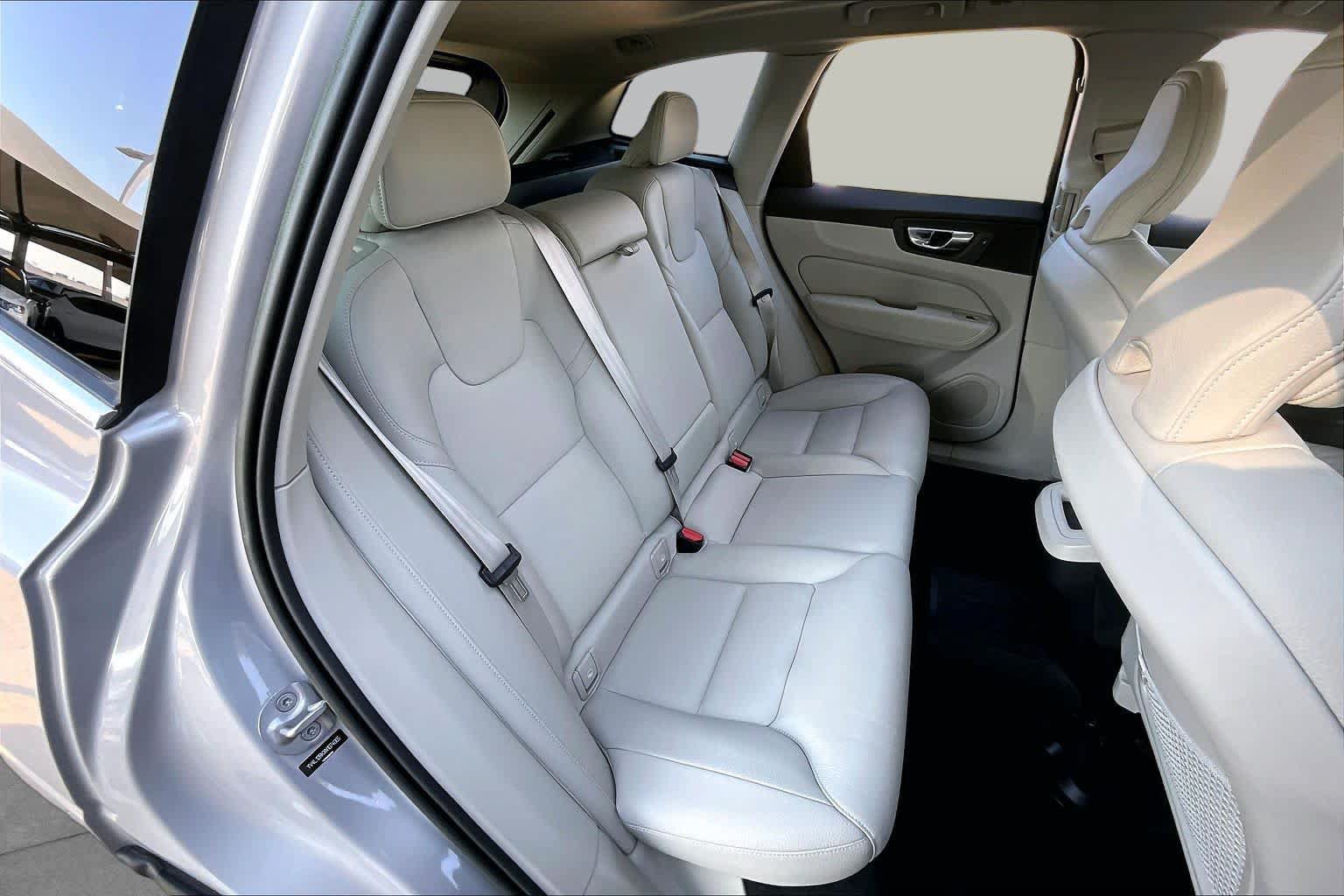 Used 2022 Volvo XC60 B5 Momentum w/ Protection Package Premier AWD/4WD image 19