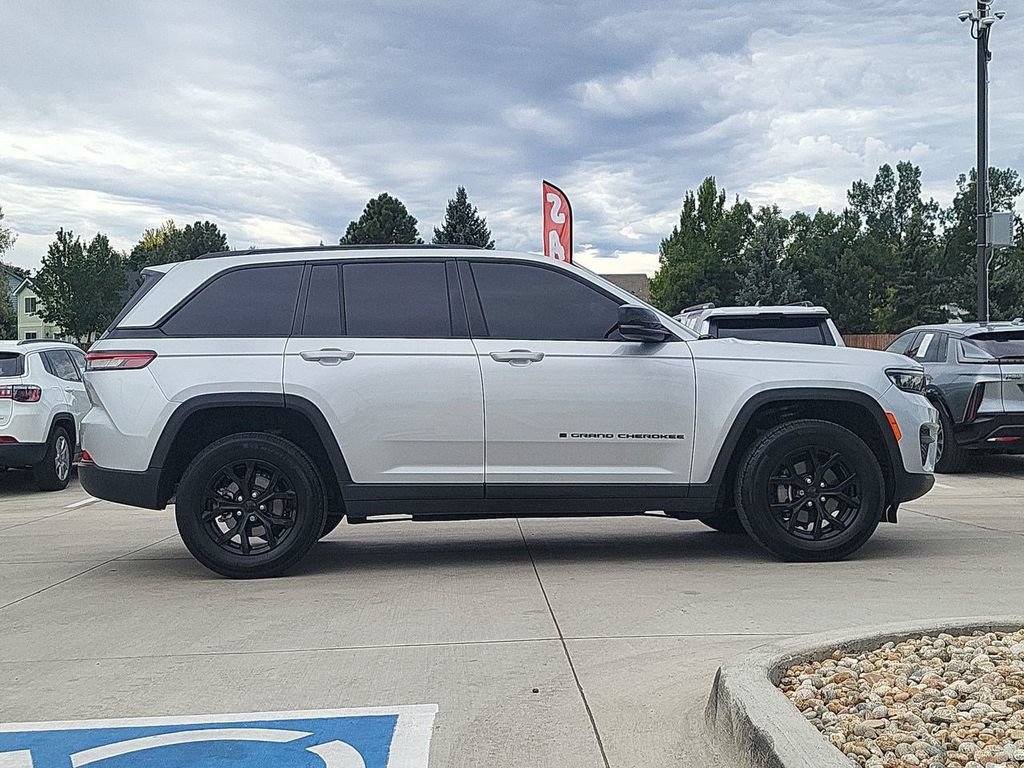 Used 2024 Jeep Grand Cherokee Altitude AWD/4WD image 9