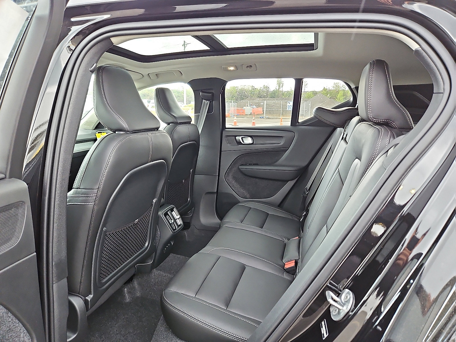 New 2026 Volvo XC40 B5 Plus w/ Climate Package AWD/4WD image 8