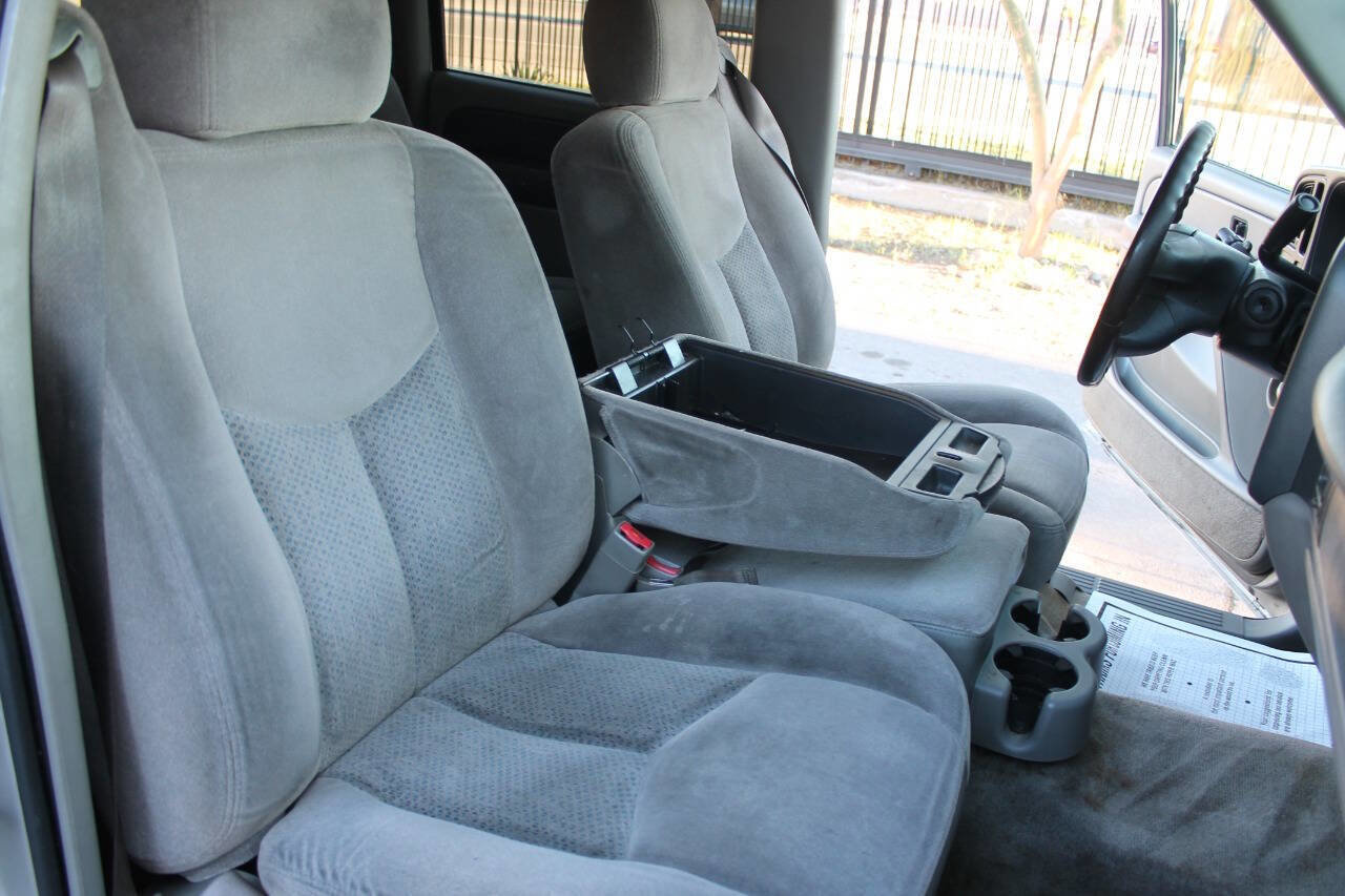 Used 2005 Chevrolet Suburban LS image 36