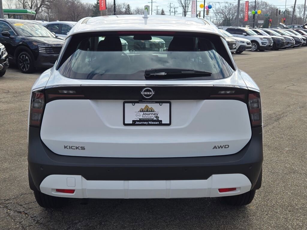 Used 2025 Nissan Kicks S image 10