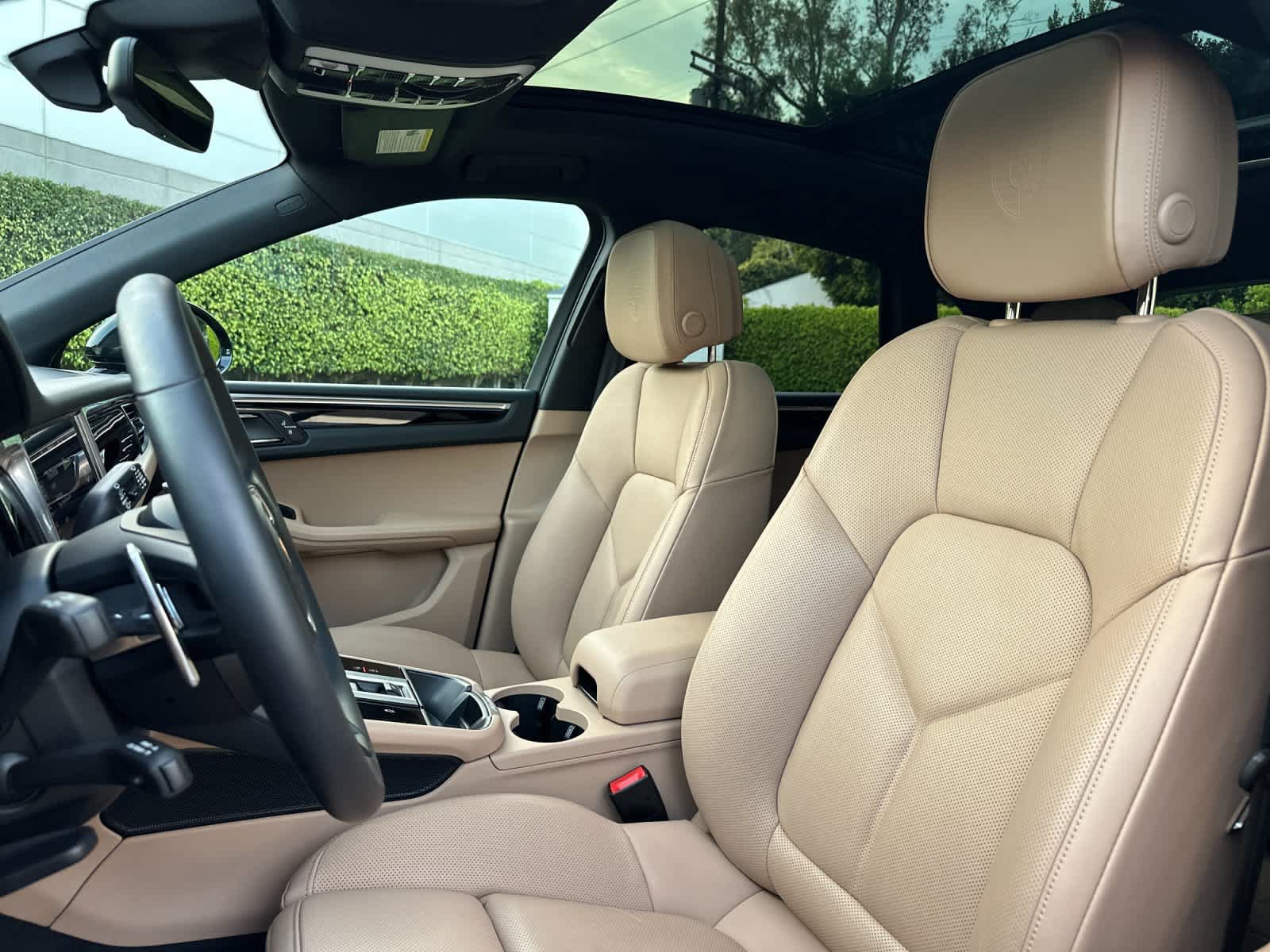 Certified 2025 Porsche Macan AWD/4WD image 5
