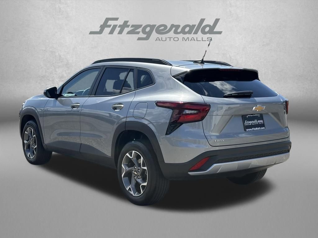 Used 2025 Chevrolet Trax LT FWD image 7