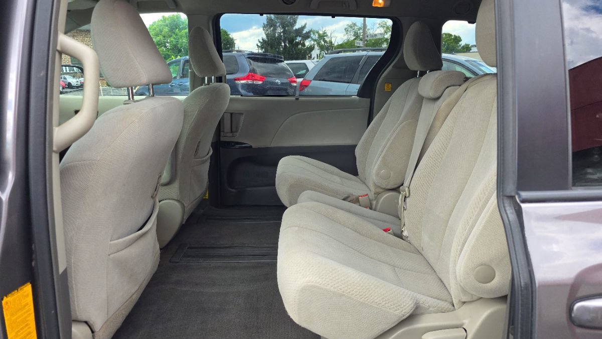 Used 2011 Toyota Sienna LE w/ Towing Pkg FWD image 12