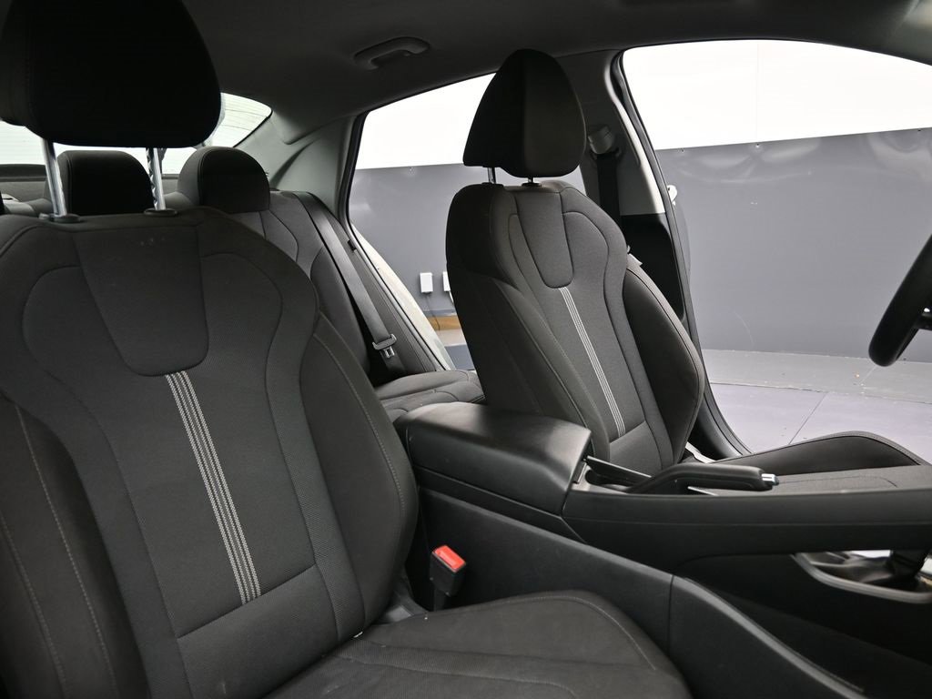 Certified 2025 Hyundai Elantra SE image 13