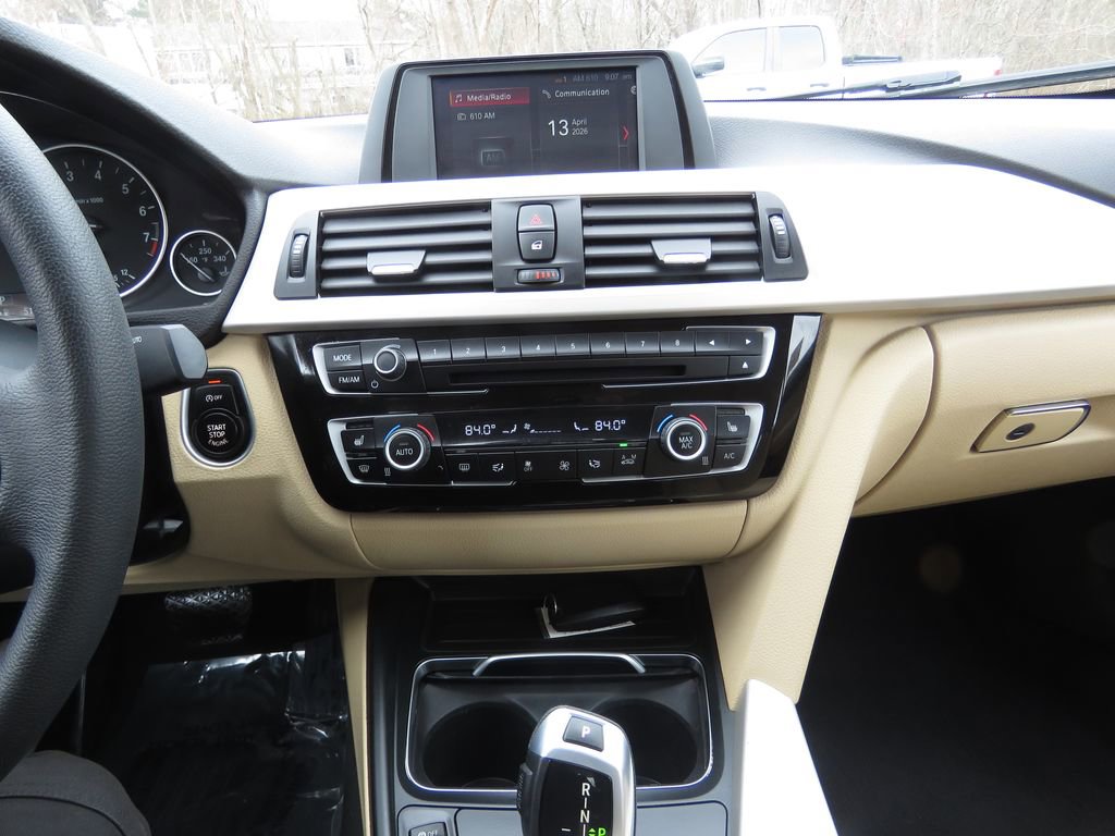 Used 2018 BMW 320i xDrive Sedan AWD/4WD image 25