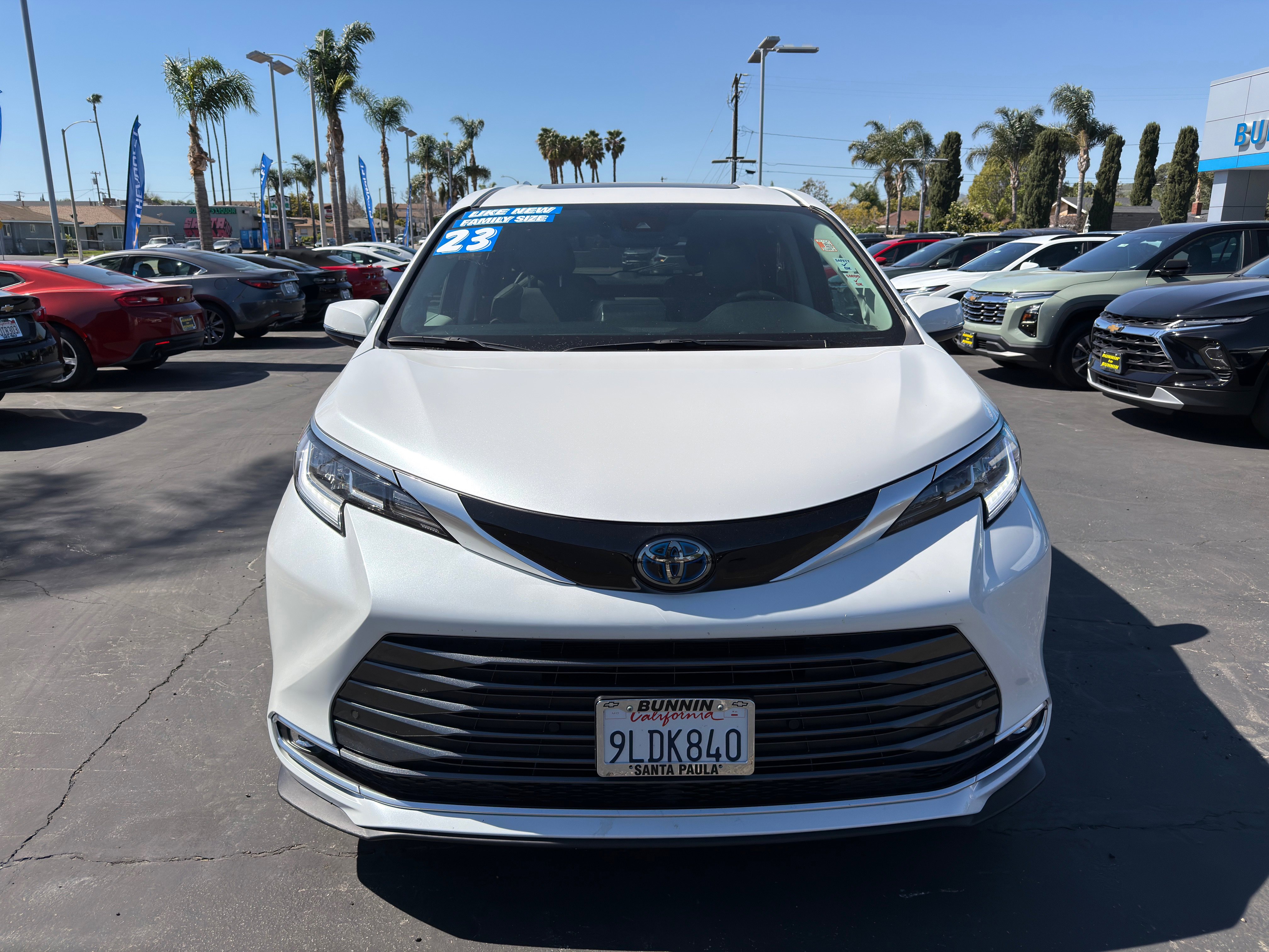 Used 2023 Toyota Sienna Limited image 3