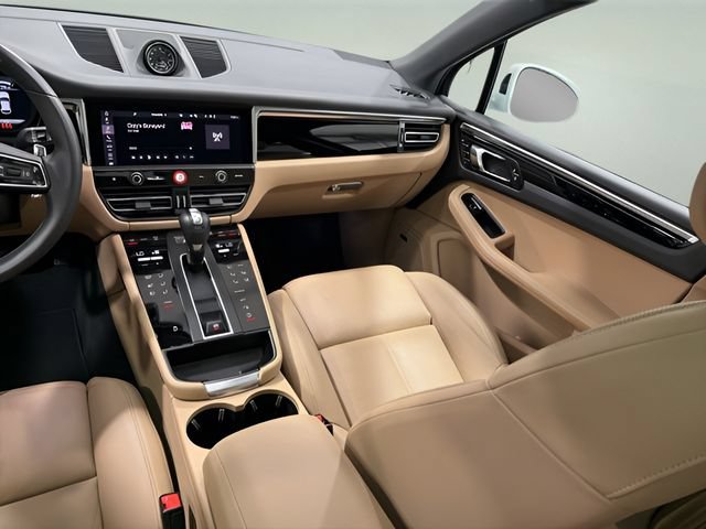 Used 2025 Porsche Macan AWD/4WD image 29