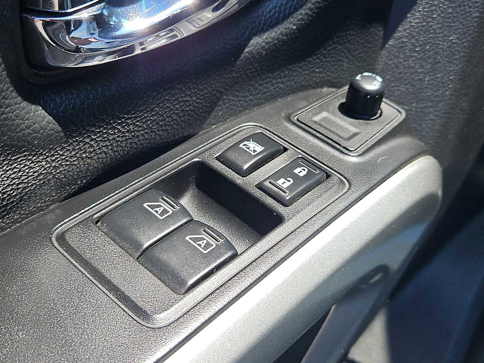 Used 2017 Nissan Titan SV AWD/4WD image 28