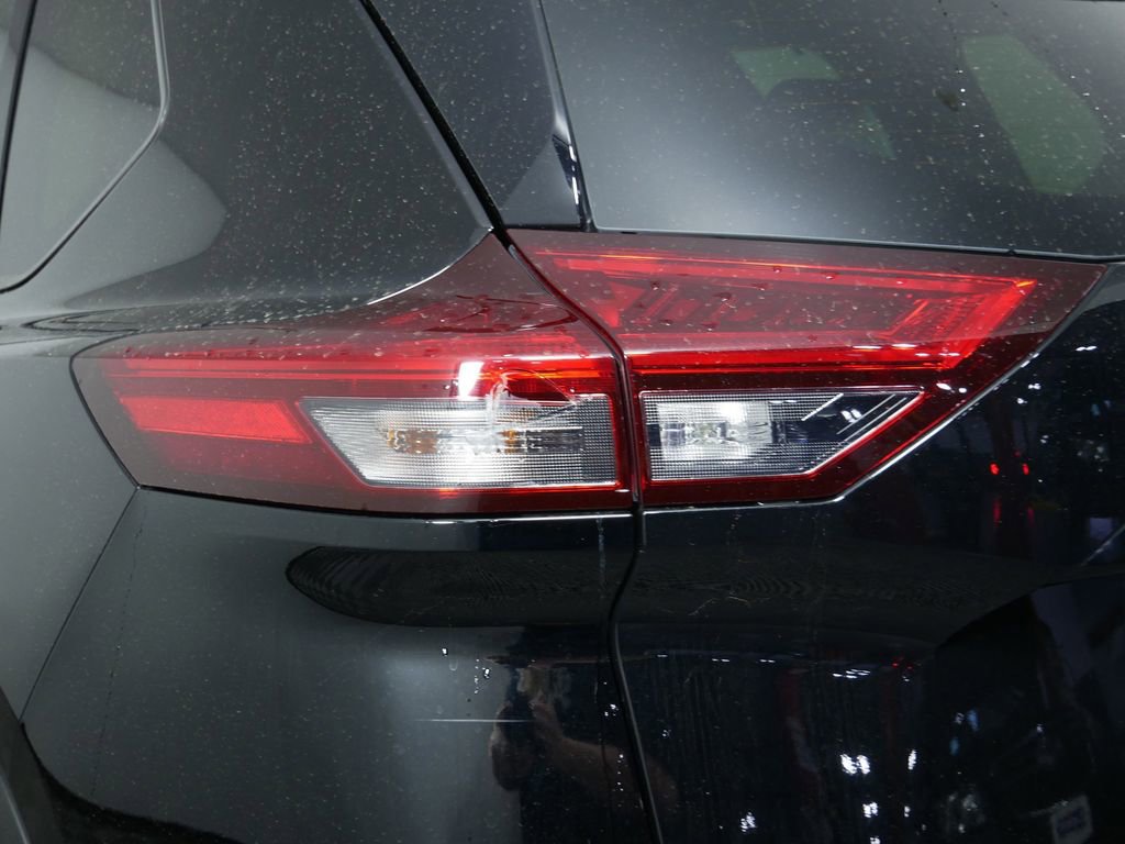 Used 2023 Nissan Rogue SV w/ SV Premium B Package image 12