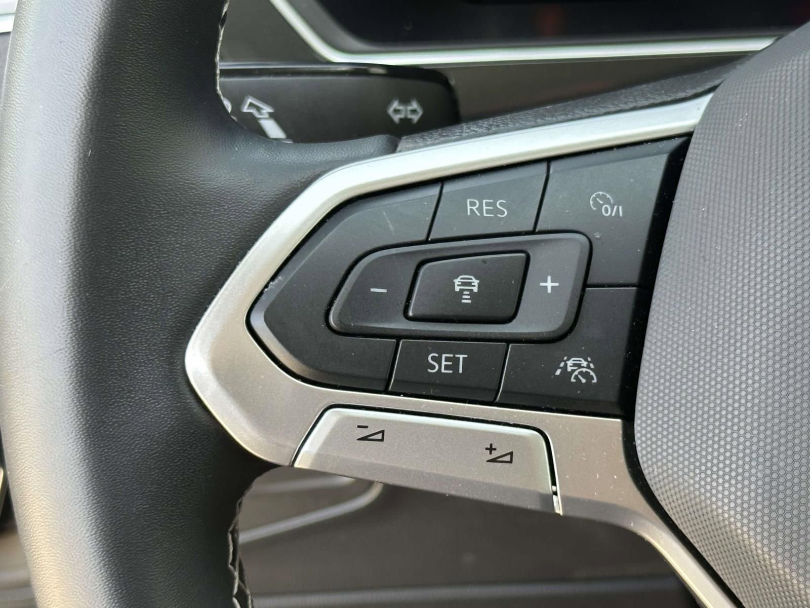 Certified 2024 Volkswagen Tiguan SE AWD/4WD image 23