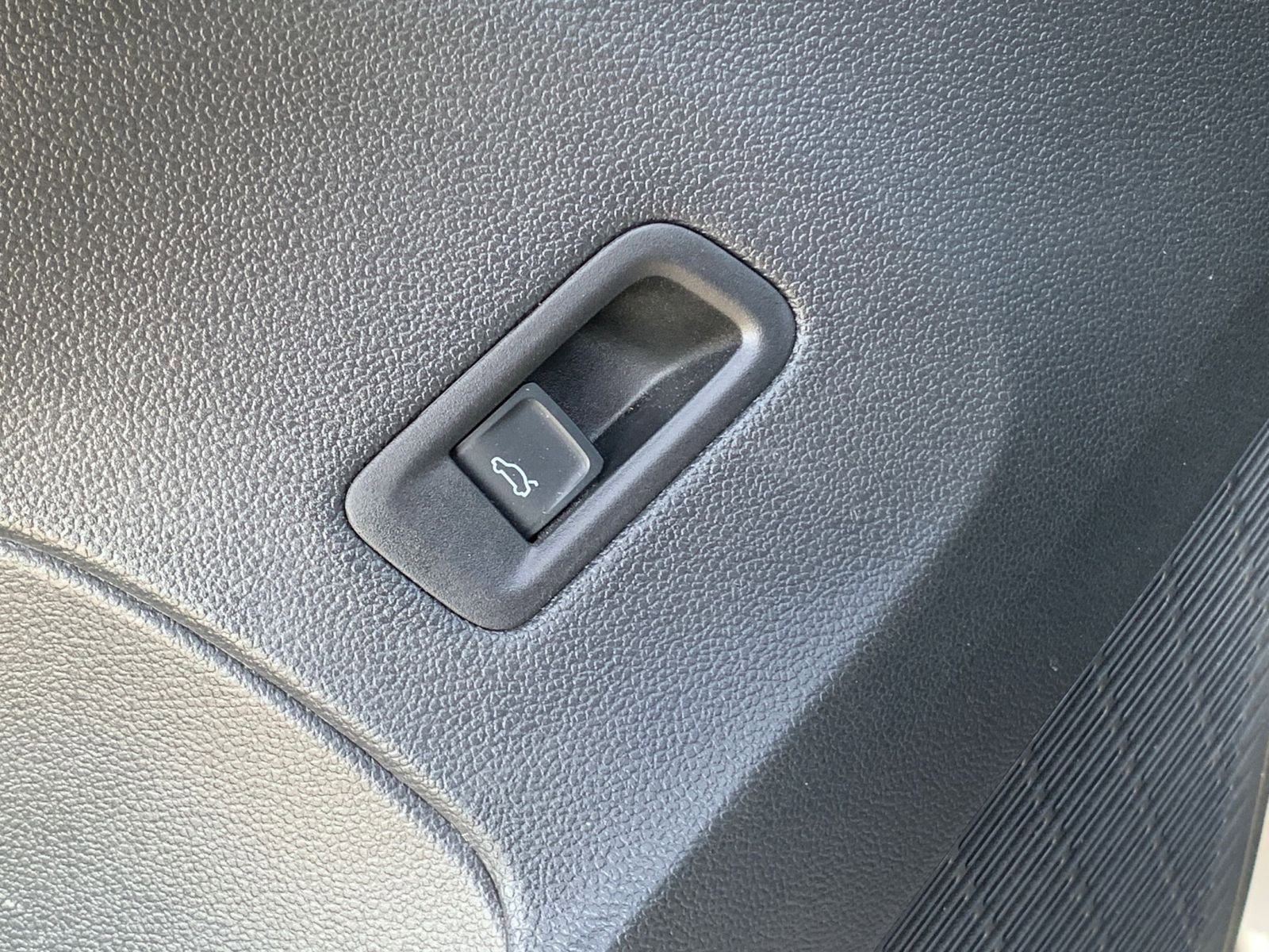 Used 2025 Volkswagen Atlas Cross Sport SE image 23