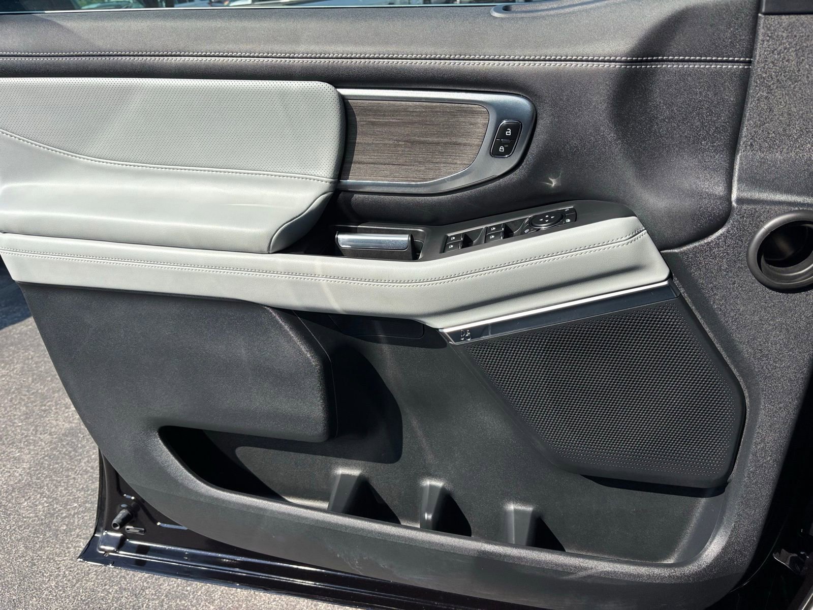 Used 2025 Ford Expedition Platinum w/ Platinum Ultimate Package AWD/4WD image 18