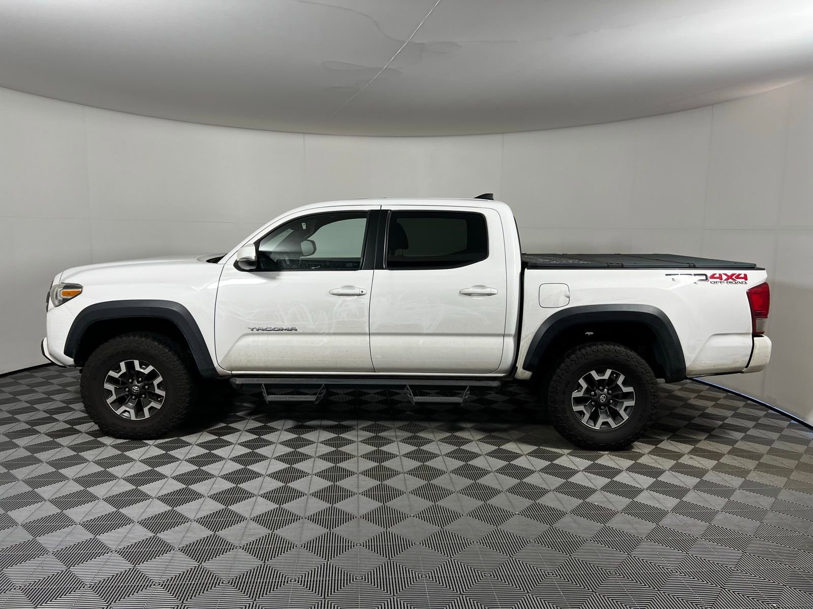 Used 2017 Toyota Tacoma TRD Off-Road image 8