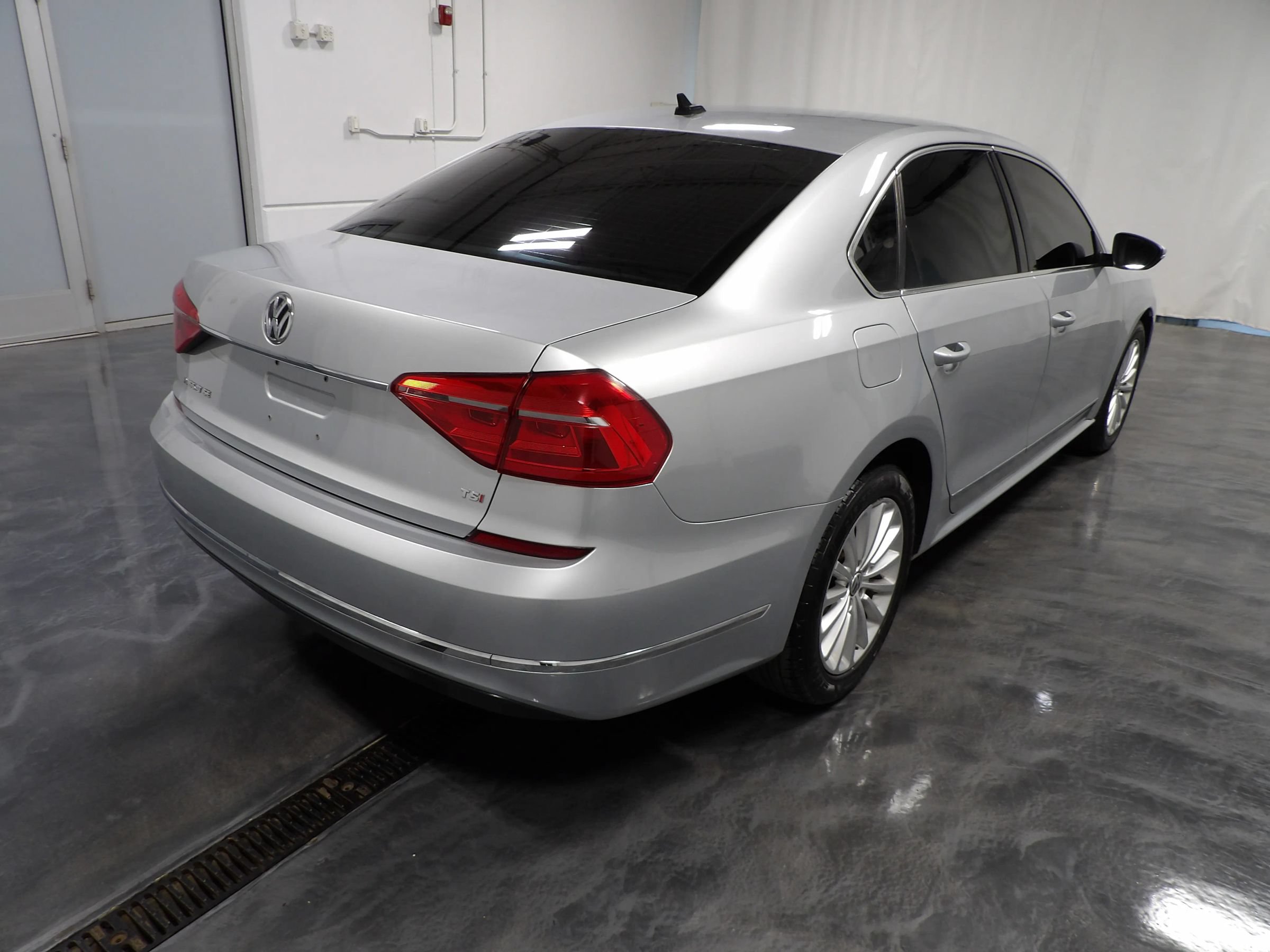 Used 2016 Volkswagen Passat 1.8T SE FWD image 4