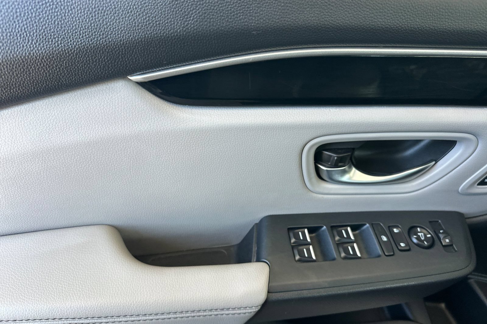 Certified 2025 Honda Pilot Touring image 11