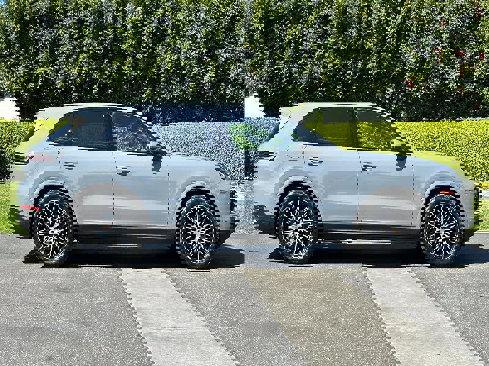 Certified 2025 Porsche Cayenne image 9
