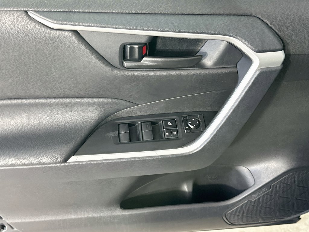 Used 2025 Toyota RAV4 LE AWD/4WD image 21
