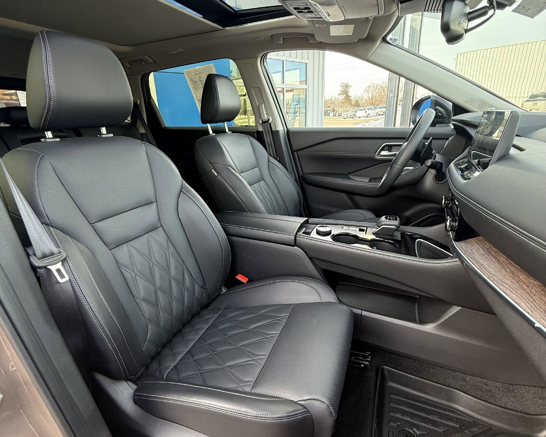 Used 2024 Nissan Rogue Platinum image 8