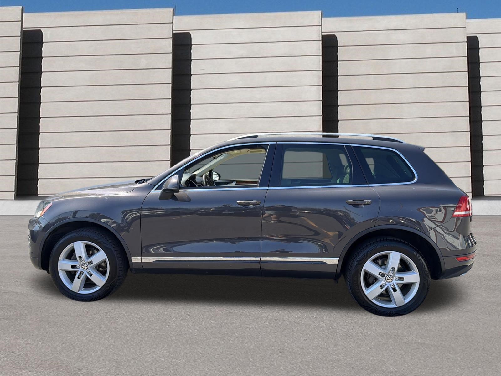 Used 2012 Volkswagen Touareg TDI AWD/4WD image 2