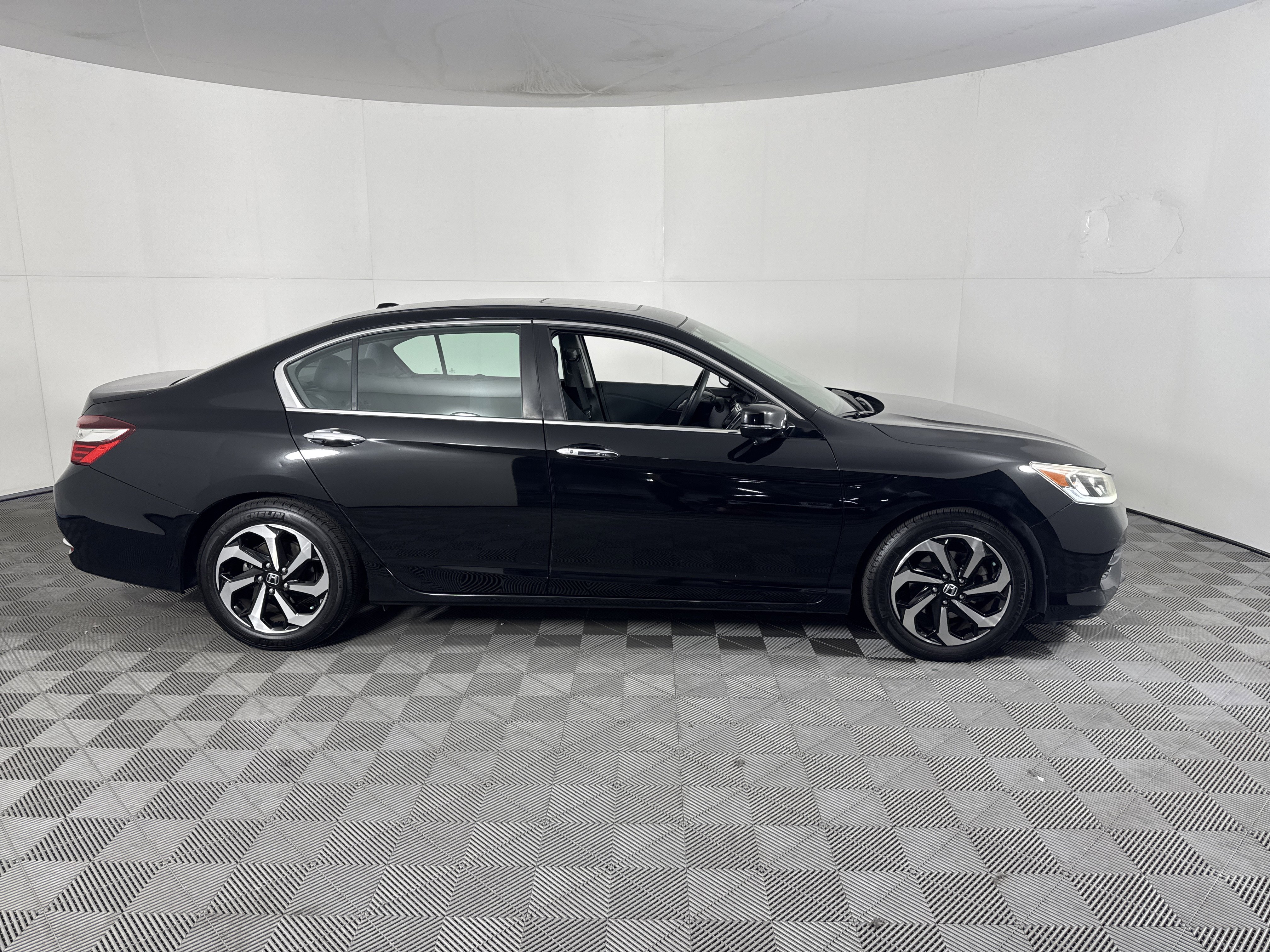 Used 2017 Honda Accord EX image 3