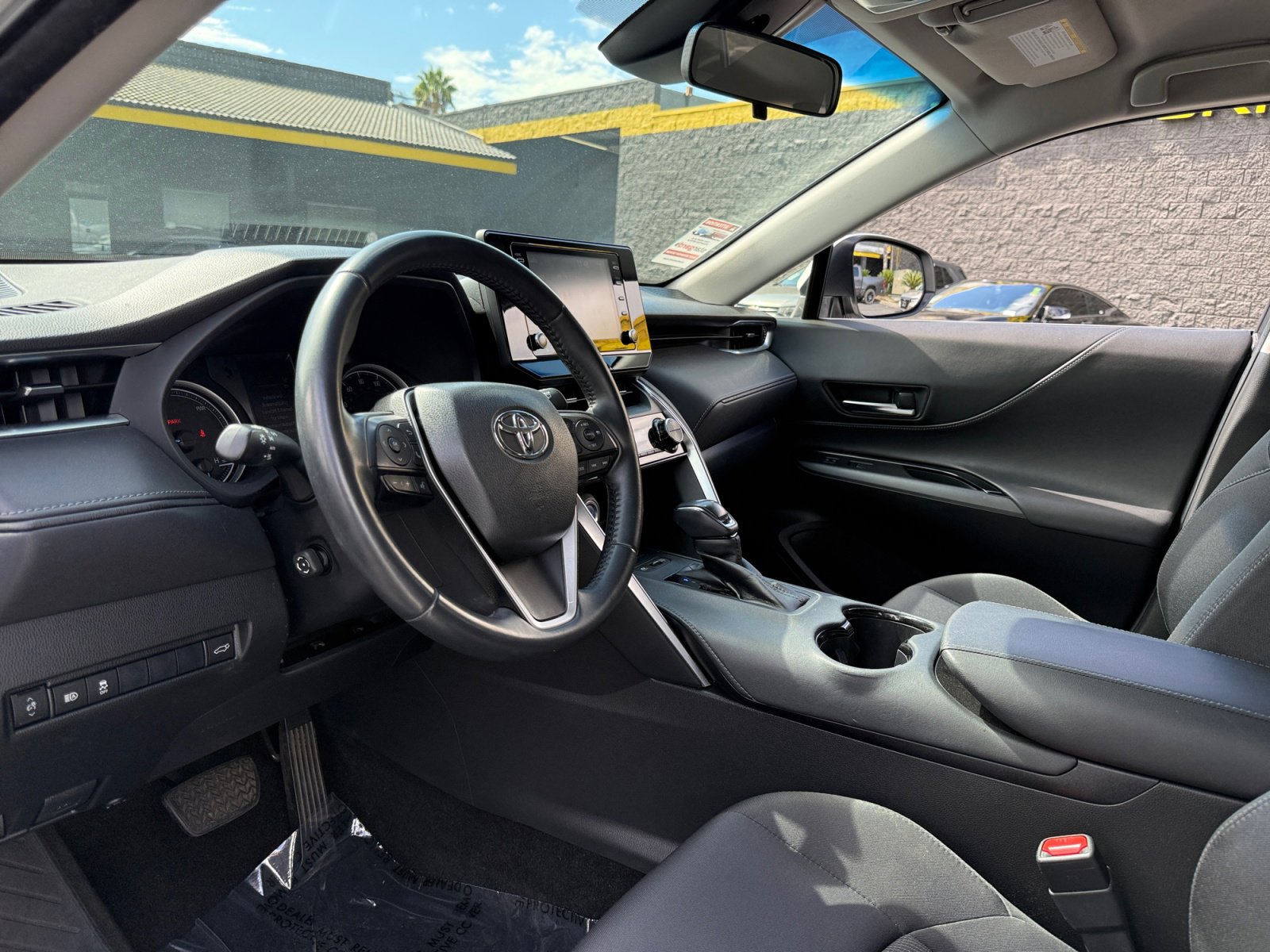 Used 2021 Toyota Venza LE image 15