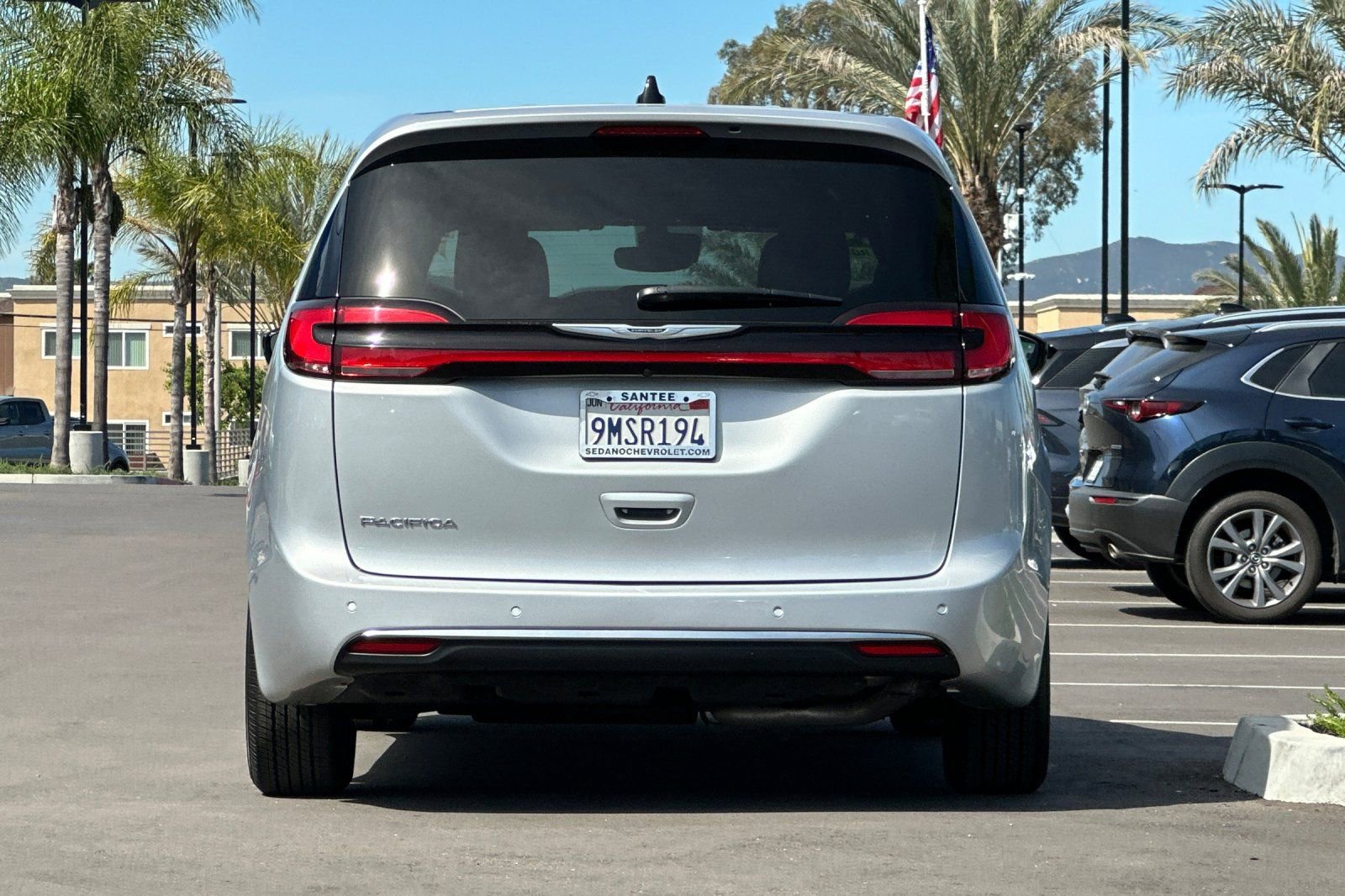 Used 2024 Chrysler Pacifica Touring FWD image 5