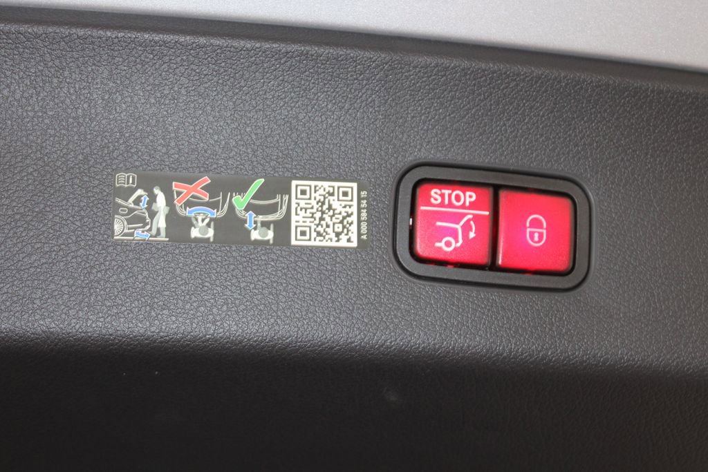 Used 2024 Mercedes-Benz GLC 300 4MATIC image 16
