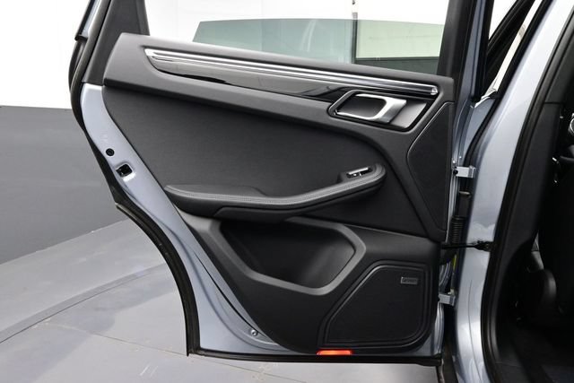 Certified 2025 Porsche Macan AWD/4WD image 13